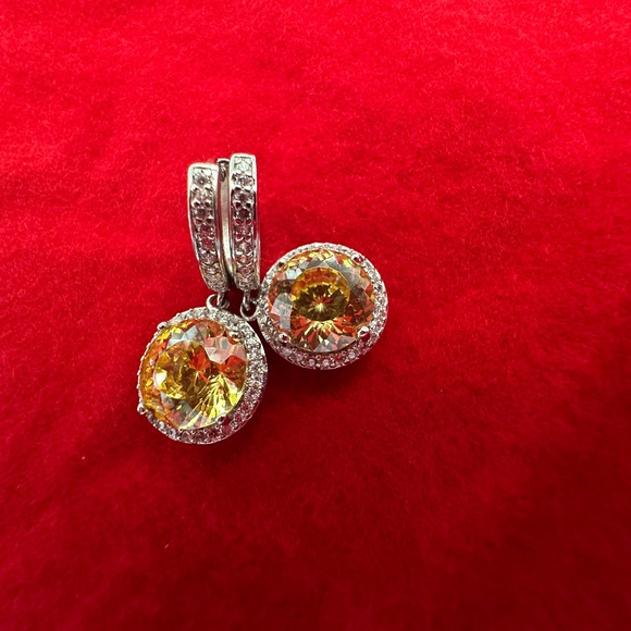 NWOT Gorgeous Canary Crystal Earrings - Picture 4 of 4